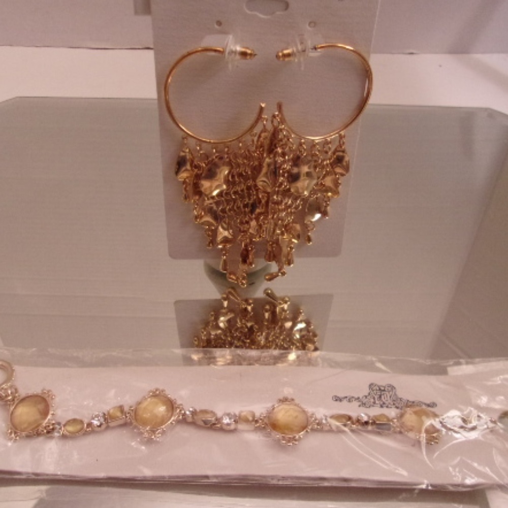 NWT EARRINGS & BRACELET RETAIL $31 C25